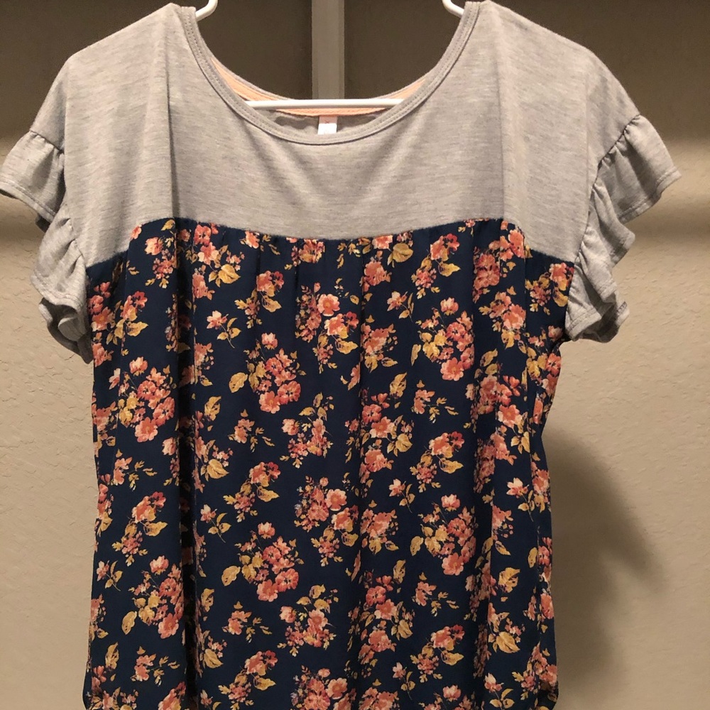 Super cute grey with flower top